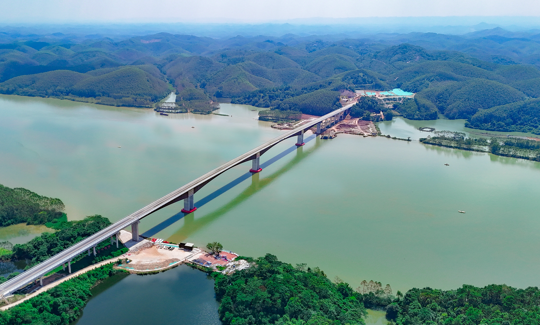 “世界最大跨徑1800型波形鋼腹板連續(xù)剛構(gòu)橋”飛龍大橋.png